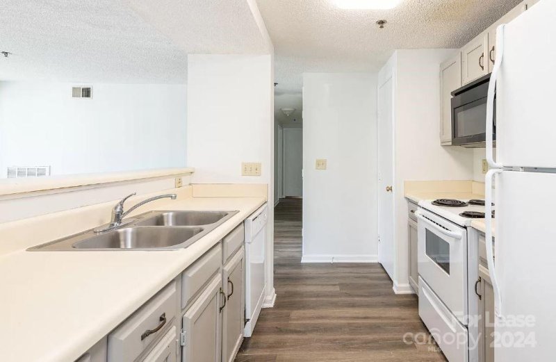 Property image 4 at 1614 Arlyn Circle, Charlotte, NC 28213