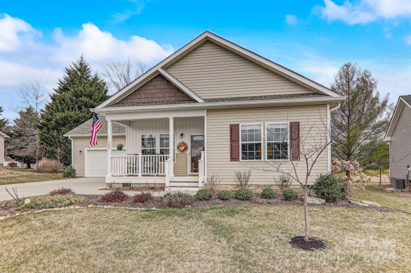 Property image 4 at 506 Riverwind Drive, Hendersonville, NC 28739