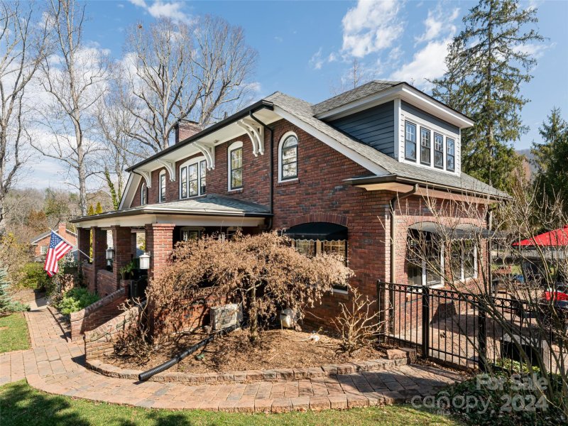 Property image 2 at 385 Kimberly Avenue, Asheville, NC 28804