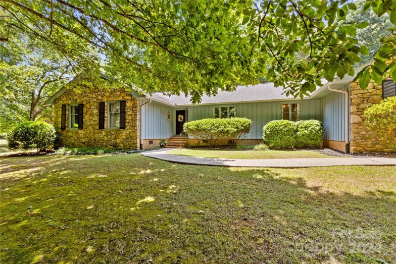 3326 Sedgefield Road