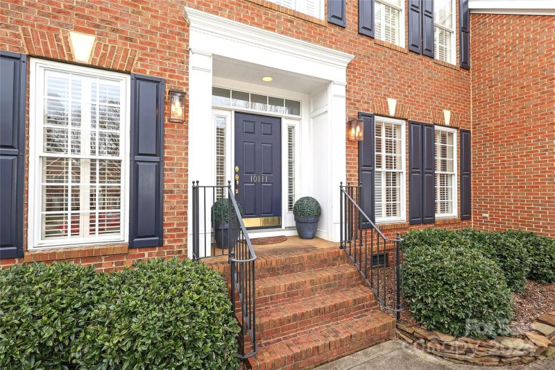 Property image 3 at 10111 Oak Pond Circle, Charlotte, NC 28277