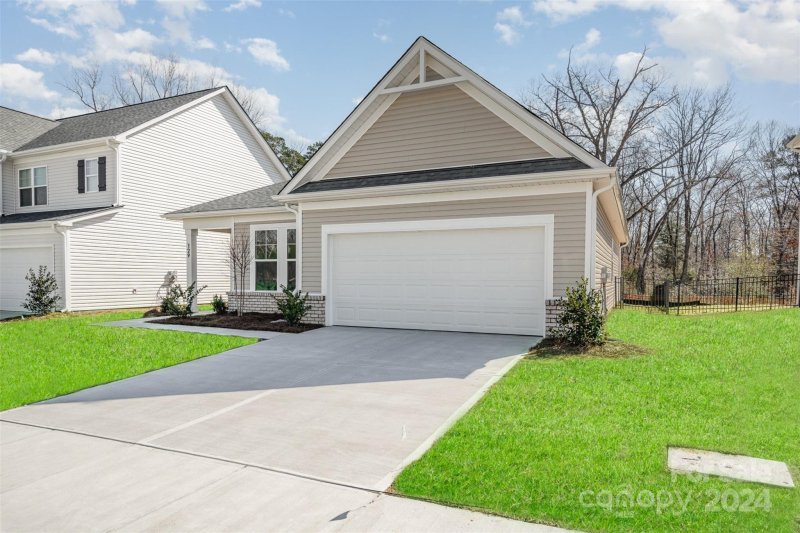 Property image 2 at 211 Surrey Oak Lane, Charlotte, NC 28216