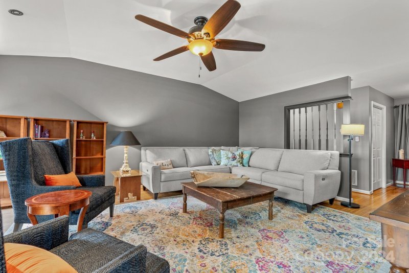 Property image 2 at 504 Kings Ridge, Asheville, NC 28804