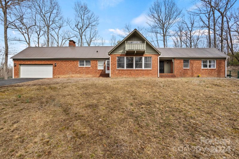 Property image 2 at 118 Underwood Drive, Hendersonville, NC 28739