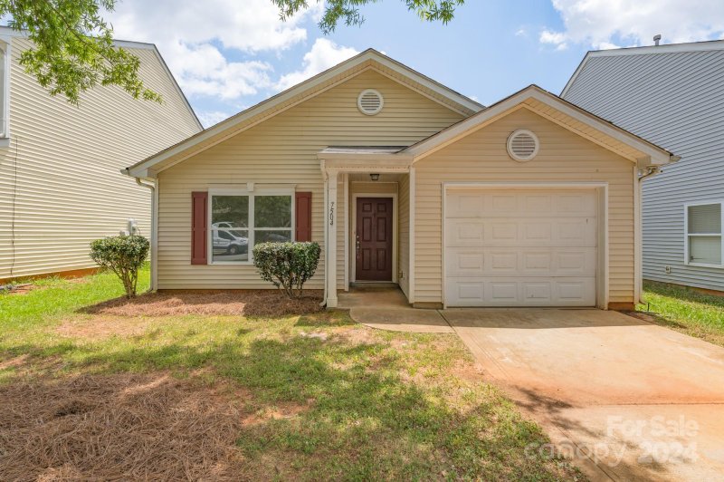 Property image 3 at 7504 Lady Liberty Lane, Charlotte, NC 28217