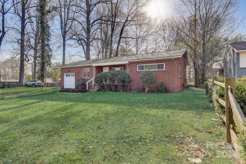 Property image 2 at 721 Dewolfe Street, Charlotte, NC 28208