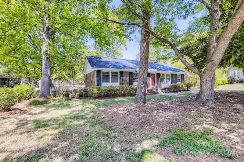 Property image 2 at 400 Vinecrest Drive, Matthews, NC 28105