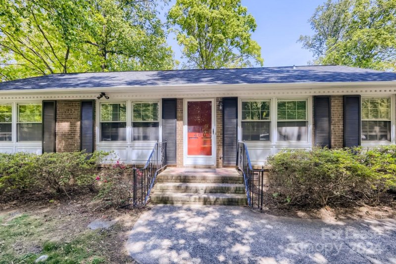 Property image 3 at 400 Vinecrest Drive, Matthews, NC 28105