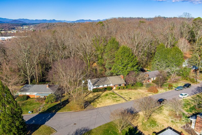 Property image 2 at 14 Governors Court, Asheville, NC 28805