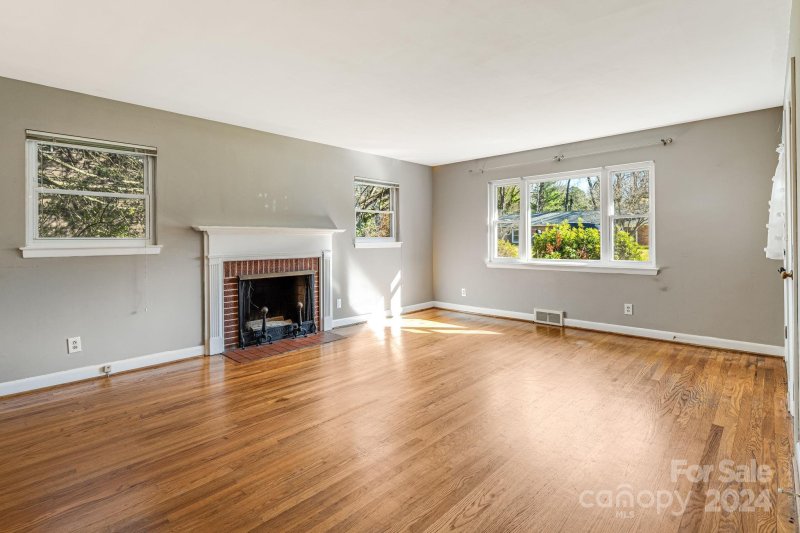 Property image 3 at 14 Governors Court, Asheville, NC 28805