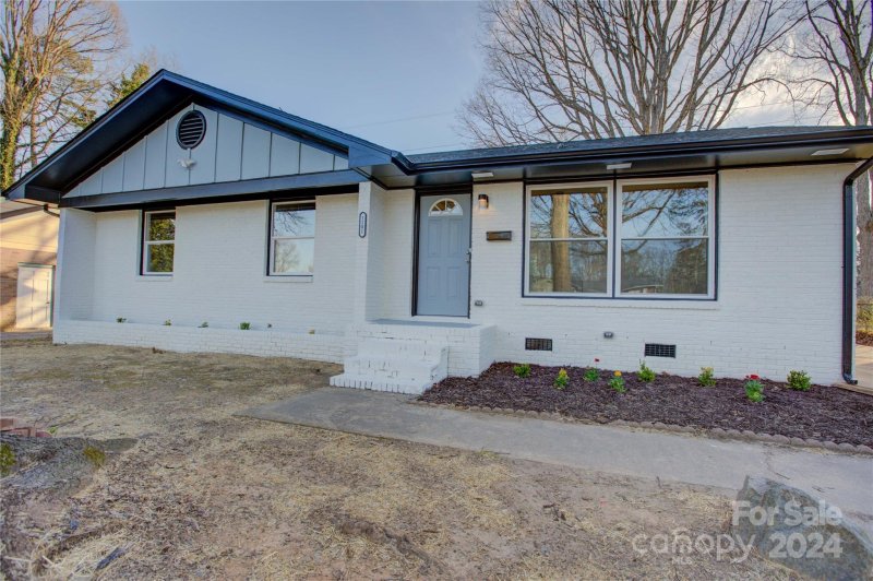 Property image 3 at 1101 Georgetown Drive, Charlotte, NC 28213