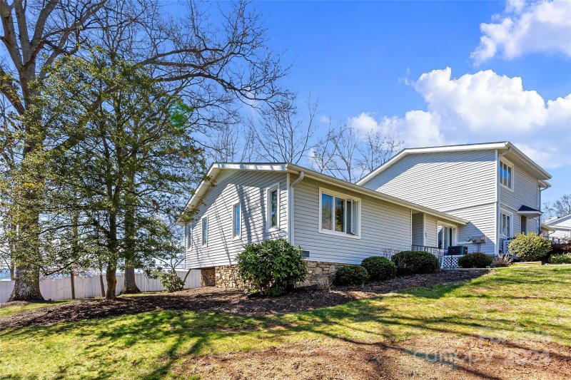 Property image 4 at 11 Hollybrook Drive, Asheville, NC 28803