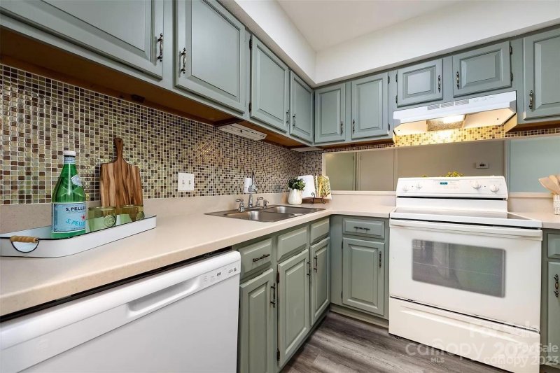 Property image 3 at 1604 Sharon Road, Charlotte, NC 28210