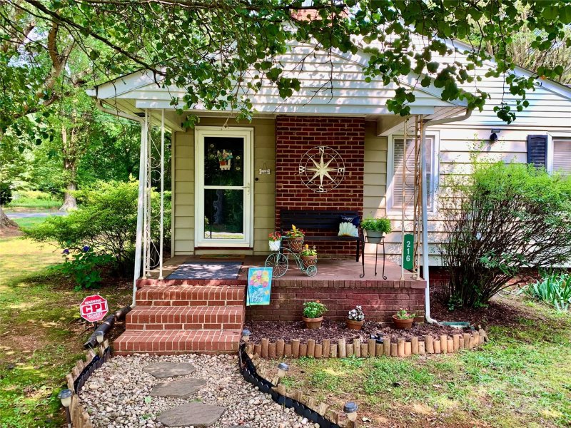 Property image 3 at 216 Radio Road, Charlotte, NC 28216