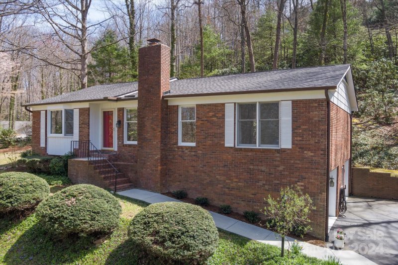 Property image 2 at 505 Oakwilde Drive, Hendersonville, NC 28791