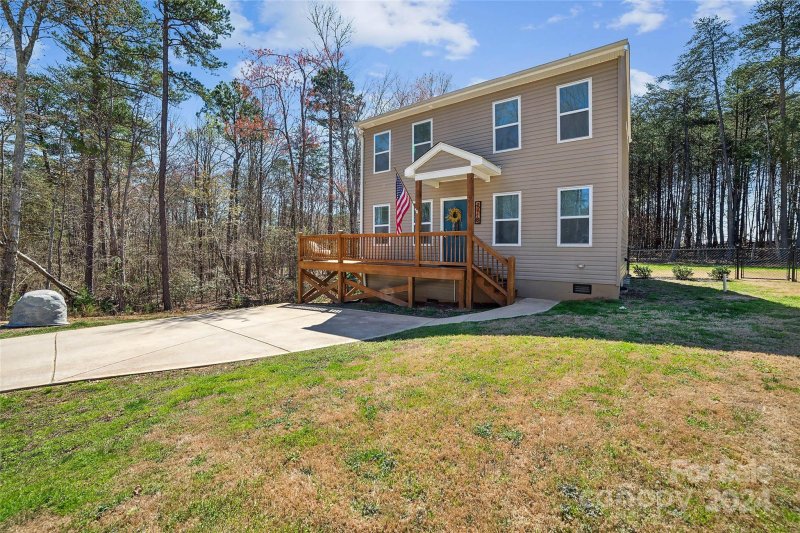 Property image 2 at 7718 Sarah Drive, Denver, NC 28037