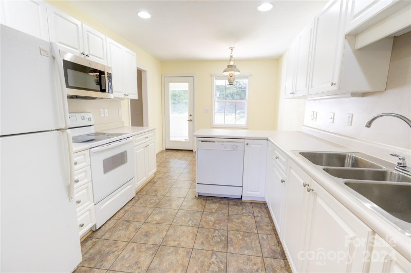 Property image 4 at 1112 Citation Circle, Hendersonville, NC 28739