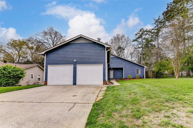 Property image 2 at 11512 Lone Star Circle, Charlotte, NC 28226
