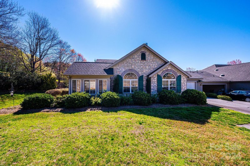 Property image 2 at 815 Wynnshire Drive, Hickory, NC 28601