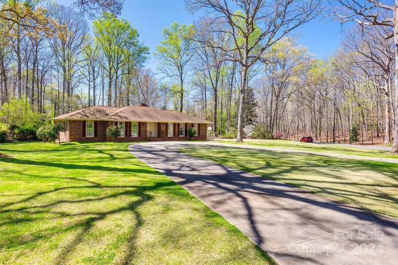 Property image 2 at 400 Lakeview Drive, York, SC 29745