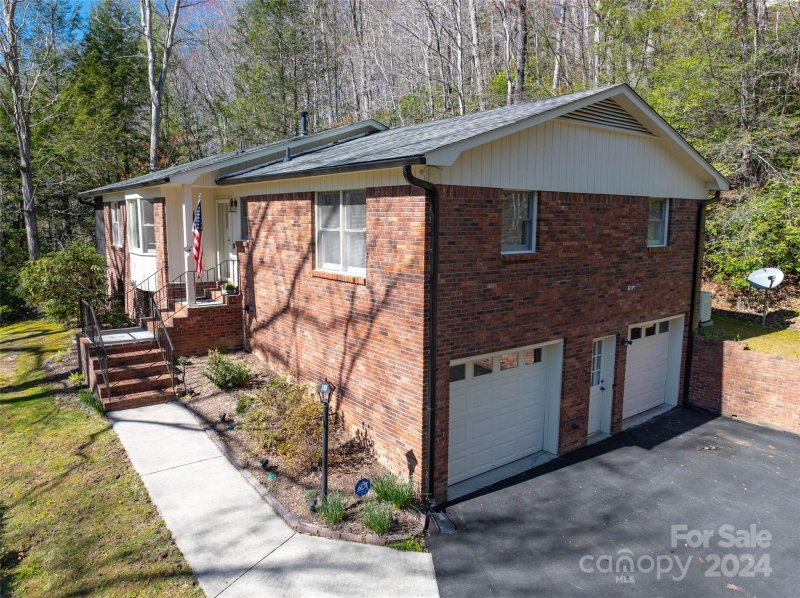 Property image 3 at 208 Haywood Knolls Drive, Hendersonville, NC 28791