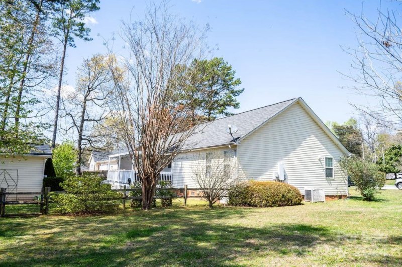 Property image 5 at 7802 Red Robin Trail, Denver, NC 28037