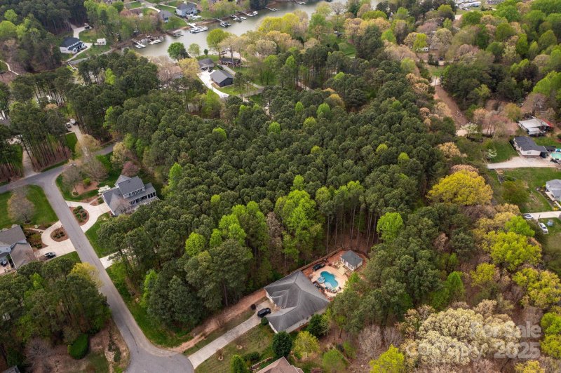 Property image 2 of 8487 Mayflower Court in Somerset On Lake Norman, Terrell, NC 94043