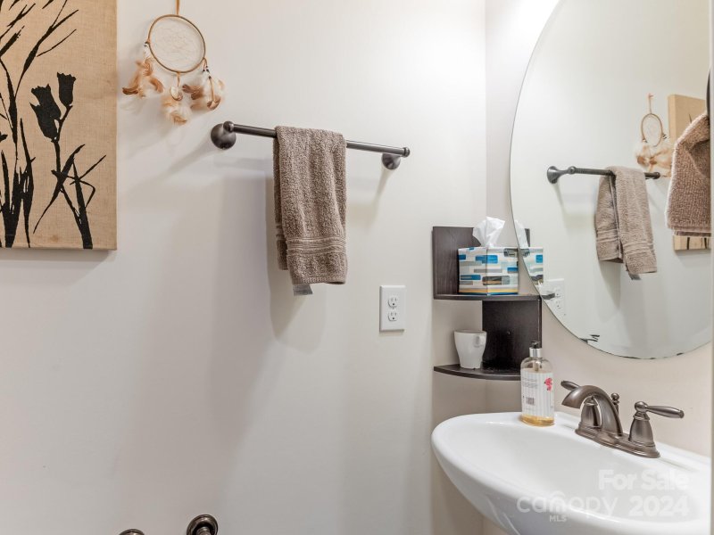 Property image 5 at 719 English Tudor Lane, Charlotte, NC 28211