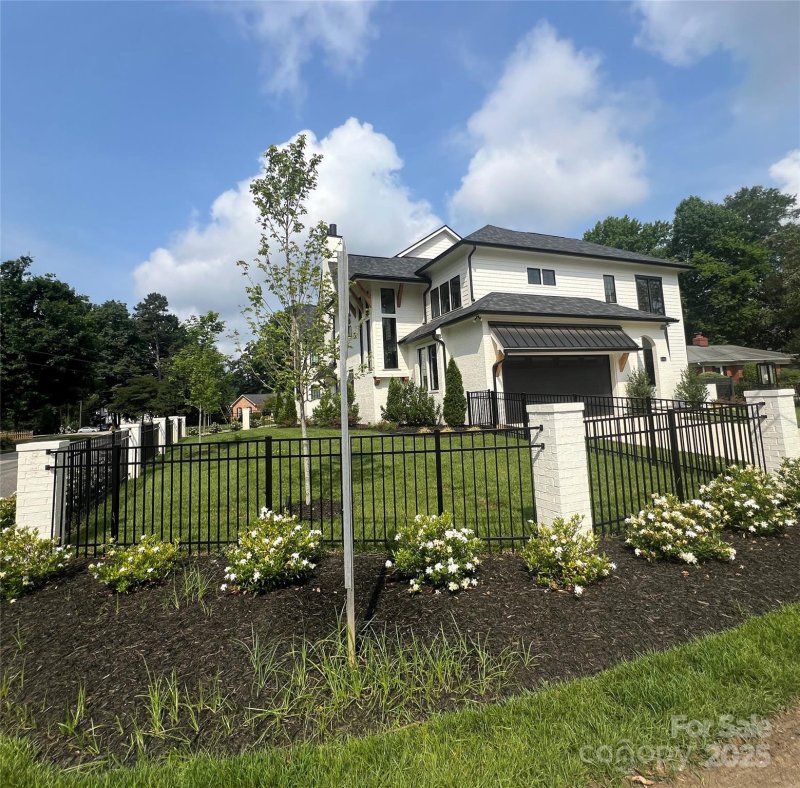 Property image 2 of 4142 Pineview Road in Cotswold, Charlotte, NC 28211