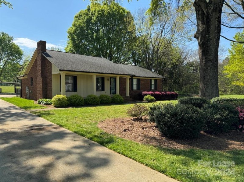 Property image 2 at 1616 Oak Trail Lane, Charlotte, NC 28216