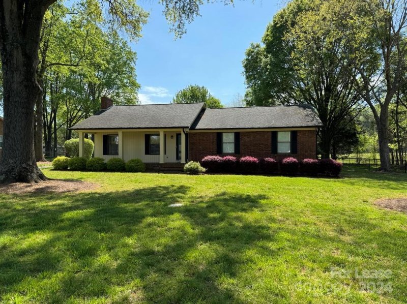 Property image 3 at 1616 Oak Trail Lane, Charlotte, NC 28216