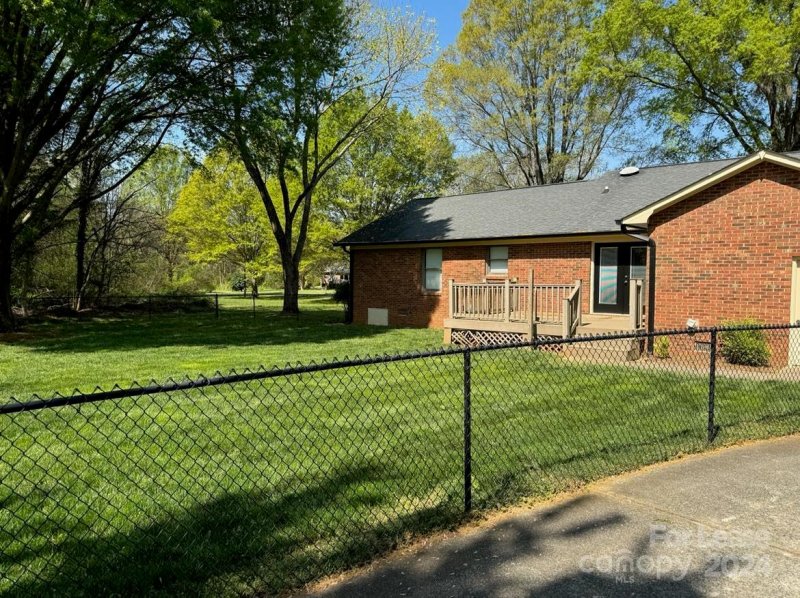 Property image 4 at 1616 Oak Trail Lane, Charlotte, NC 28216