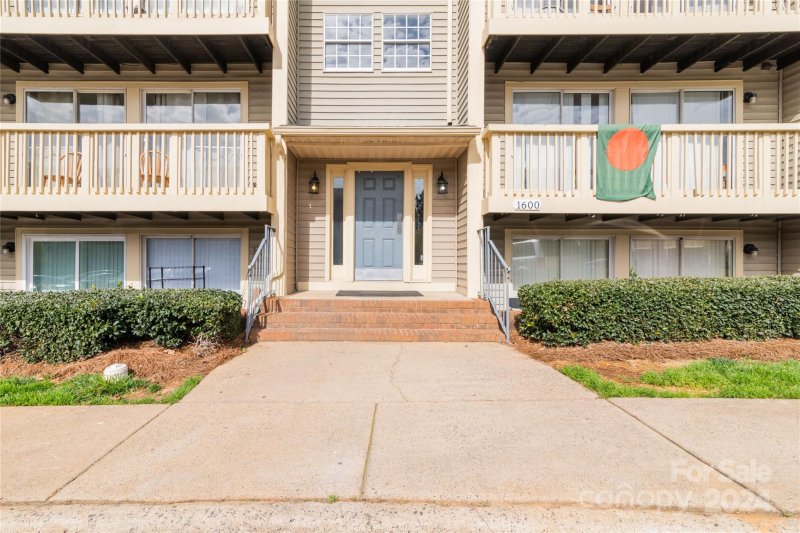 Property image 2 at 1600 Arlyn Circle, Charlotte, NC 28213