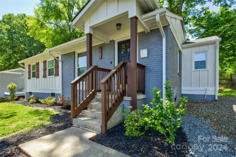 Property image 3 at 2723 Coronet Way, Charlotte, NC 28208