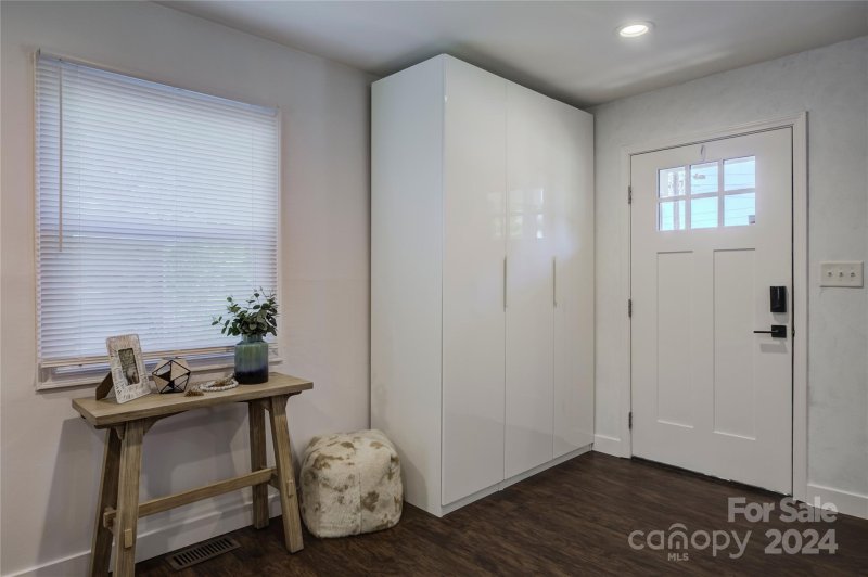 Property image 4 at 2723 Coronet Way, Charlotte, NC 28208