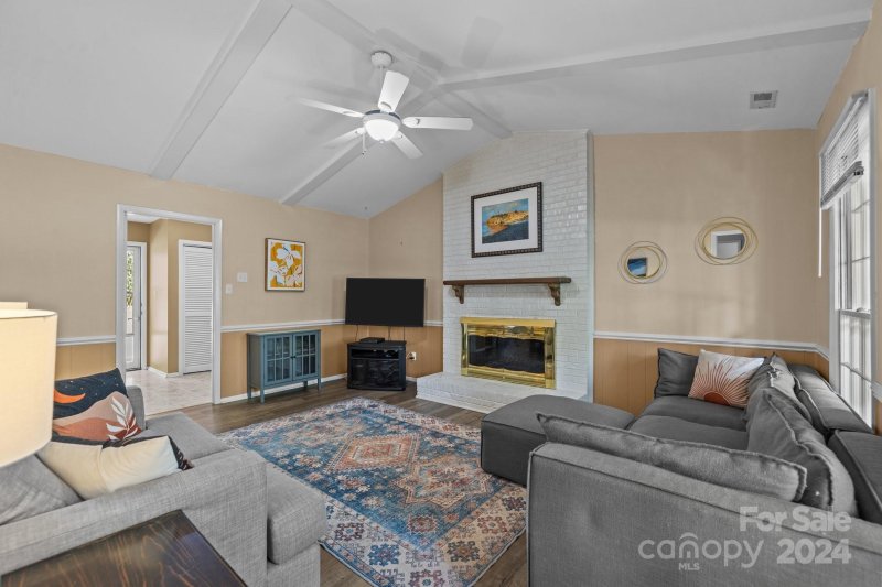 Property image 3 at 411 Scarborough Lane, Matthews, NC 28105