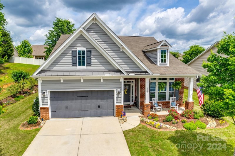 1121 Black Walnut Road