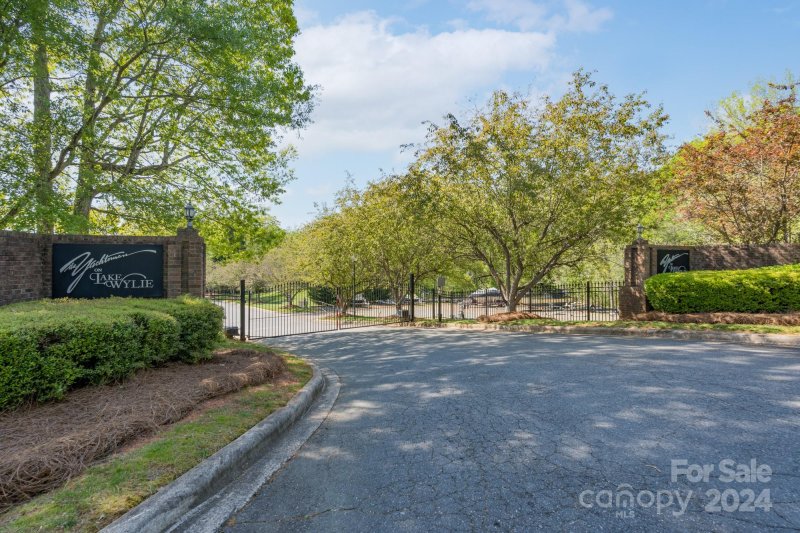 Property image 3 at 13824 Queens Harbor Road, Charlotte, NC 28278