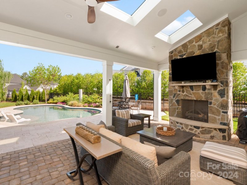 Property image 4 at 2025 Thatcher Way, Fort Mill, SC 29715