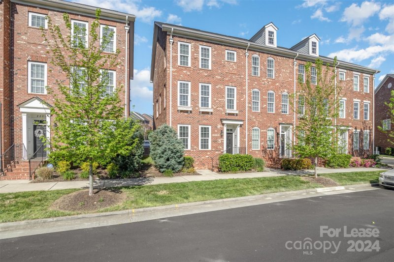 2225 Silver Crescent Drive