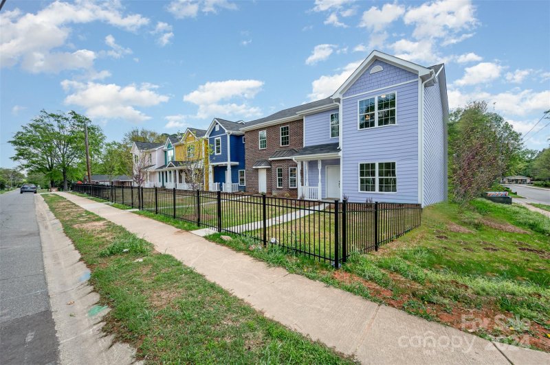 Property image 2 at 2033 Catherine Simmons Avenue, Charlotte, NC 28216