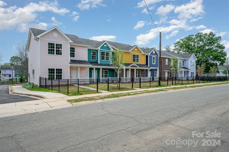 Property image 2 at 2025 Catherine Simmons Avenue, Charlotte, NC 28216