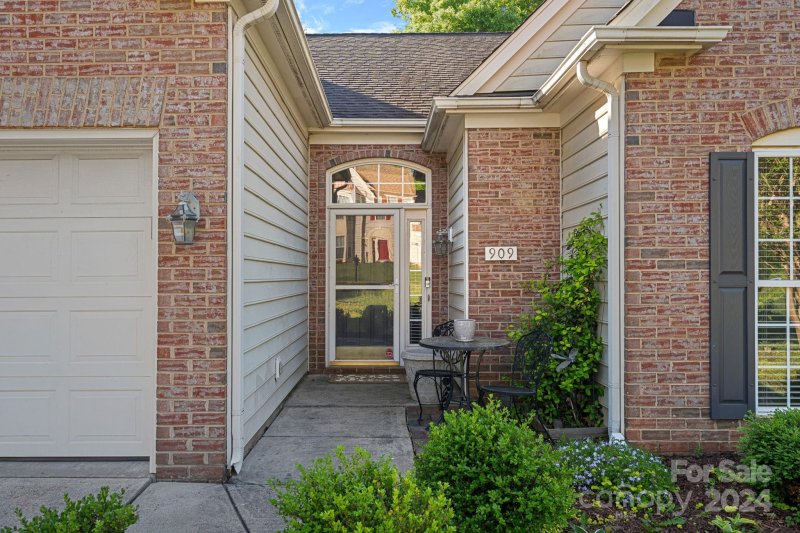 Property image 3 at 909 Clearbrook Road, Matthews, NC 28105