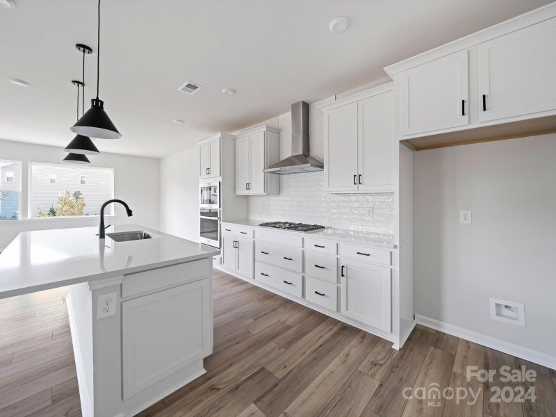 Property image 2 at 112 E Berkeley Avenue, Mooresville, NC 28117