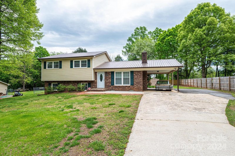 Property image 2 at 1661 Tanglewood Drive, Hickory, NC 28601