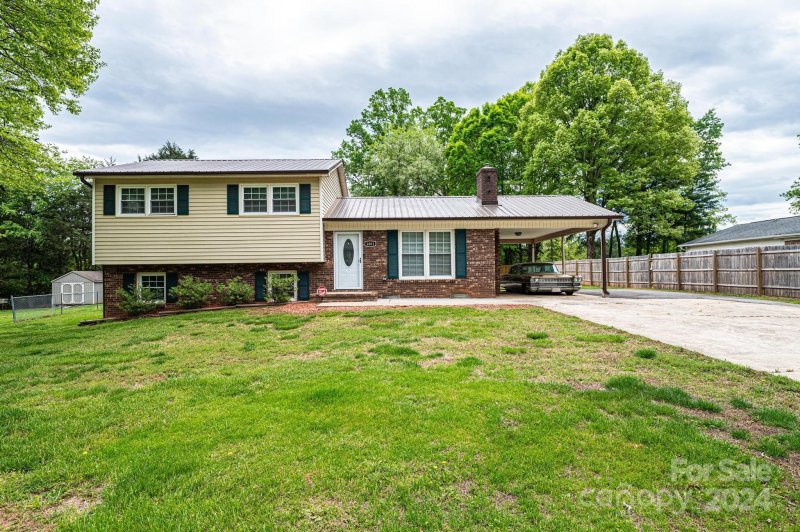 Property image 3 at 1661 Tanglewood Drive, Hickory, NC 28601