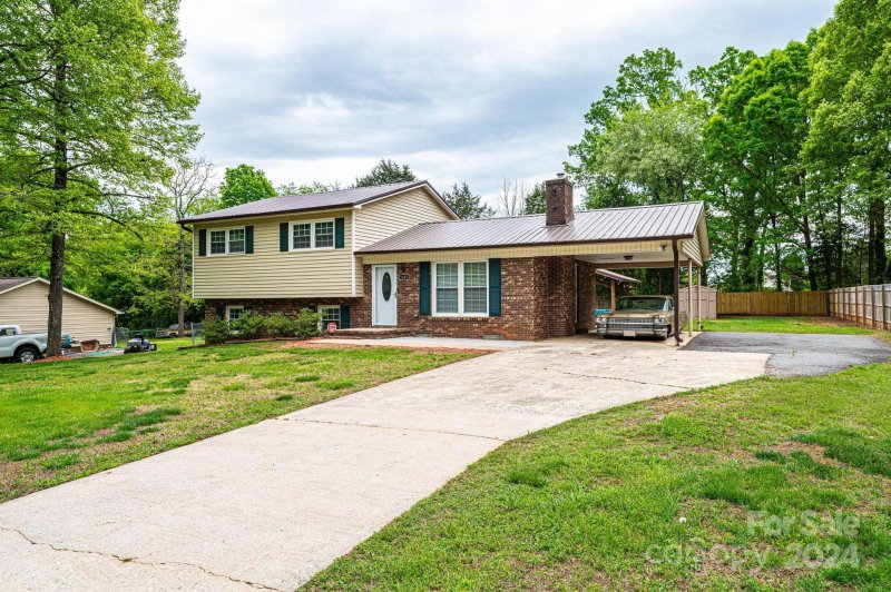 Property image 4 at 1661 Tanglewood Drive, Hickory, NC 28601