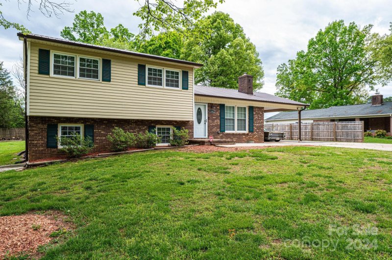 Property image 5 at 1661 Tanglewood Drive, Hickory, NC 28601