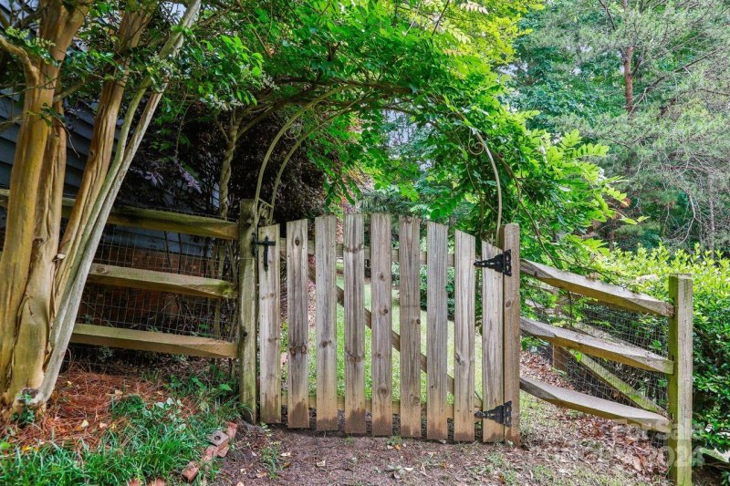 Property image 3 at 1017 Jaywood Lane, Matthews, NC 28105