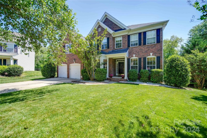 2106 Oakcliffe Court